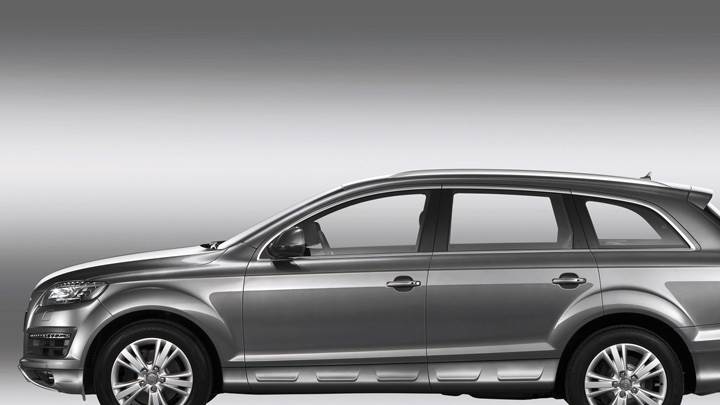 Side Pose Of 2010 Audi Q7 30 TDI In Grey